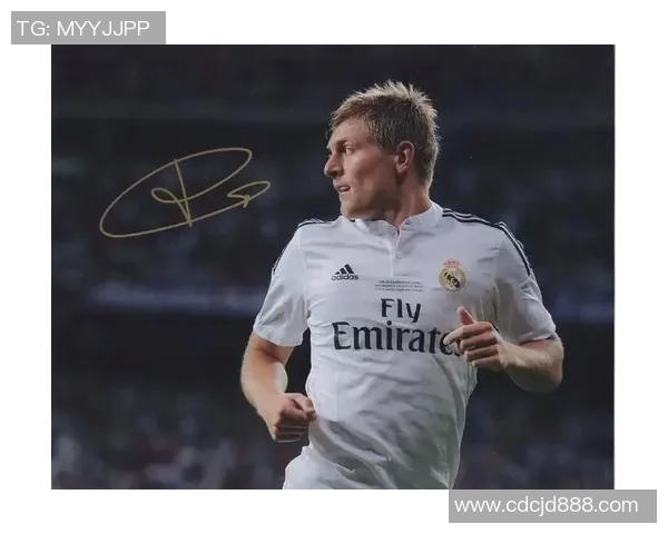 珍藏级足球球星亲笔签名秋衣展现独特荣耀与热血风采 珍藏级足球球星亲笔签名秋衣展现独特荣耀与热血风采